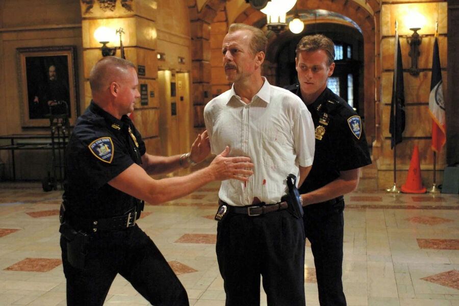 <b>«16 кварталов» (2006)</b>
<br><br>
Стареющий и сильно пьющий полицейский из&nbsp;Нью-Йорка получает задание сопроводить в&nbsp;суд из&nbsp;изолятора свидетеля по&nbsp;делу о&nbsp;коррупции. Идти им &mdash; всего 16&nbsp;кварталов, однако по&nbsp;пути на&nbsp;них нападают, и им приходится скрываться. Остросюжетная драма разовьется так, что детектив все-таки доставит свидетеля в&nbsp;суд, однако из-за его показаний сам отправится в&nbsp;тюрьму.