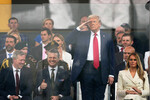 Президент США Дональд Трамп во время военного парада в честь 250-летия армии США в Вашингтоне, 14 июня 2025 года
