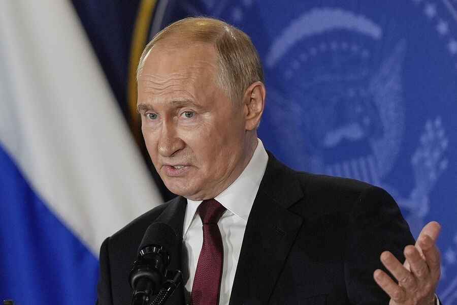 Президент РФ Владимир Путин во время пресс-конференции с&nbsp;президентом США Дональдом Трампом на&nbsp;военной базе Эльмендорф, Аляска, 16&nbsp;августа 2025&nbsp;года