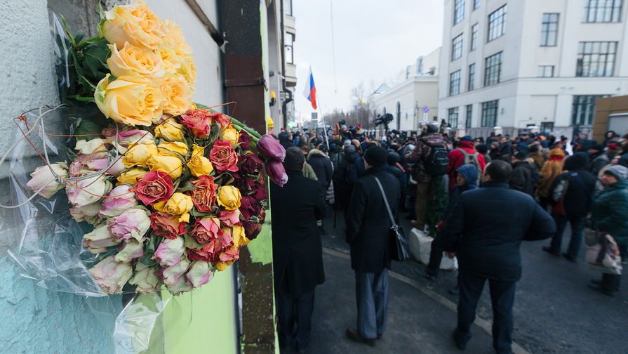 Во время церемонии открытия мемориальной таблички на доме на Малой Ордынке, где жил политик, 16 марта 2018 года