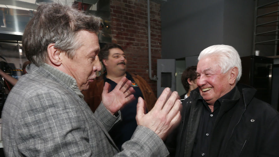 1447793 16.04.2013 Актер Михаил Ефремов, поэт Дмитрий Быков и писатель Владимир Войнович (слева направо) во время прямого эфира ньюзикла &laquo;Господин Хороший&raquo; на&nbsp;канале &laquo;Дождь&raquo;. Валерий Левитин / РИА Новости