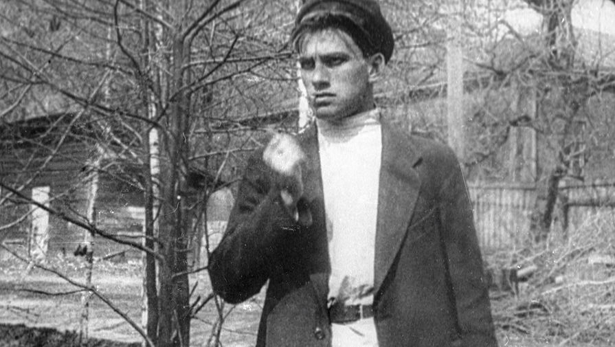 Поэт Владимир Маяковский в сцене из фильма «Барышня и хулиган», 1918 год