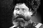 <b>Казак Петрович (актер Степан Шкурат)</b><br>
Уроженец города Кобеляки Полтавской губернии, Степан Шкурат был актером-самоучкой — он подрабатывал артистом в Роменском народном музыкально-драматическом театре, где его заметили режиссеры Иван Кавалеридзе и Александр Довженко. Так началась карьера Шкурата в кино.<br><br>
Казак Петрович стал для него звездной ролью, после которой он продолжил сниматься – в основном в картинах Киевской киностудии. В 1940-м, например, сыграл голову в фильме «Майская ночь», в 1951-м — бандуриста в «Тарасе Шевченко», в фильме «Дорогой ценой» по повести Коцюбинского — деда Овсея. Последней ролью Шкурата стал Явтух в картине «Вий» 1967 года.<br><br>
До конца жизни Степан Шкурат прожил в городе Ромны Сумской области, где пел в хоре, выезжая с гастролями. С женой Гликерией он воспитал 13 детей. Когда в 1972 году супруги не стало, Шкурат от тоски надолго уходил из дома и гулял по берегу реки. Там он простудился, заболел воспалением легких и умер – в 1973 году в возрасте 87 лет.
