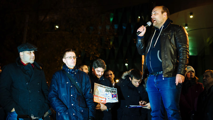 Петр Шкуматов выступает на&nbsp;митинге против платной парковки в&nbsp;Останкино