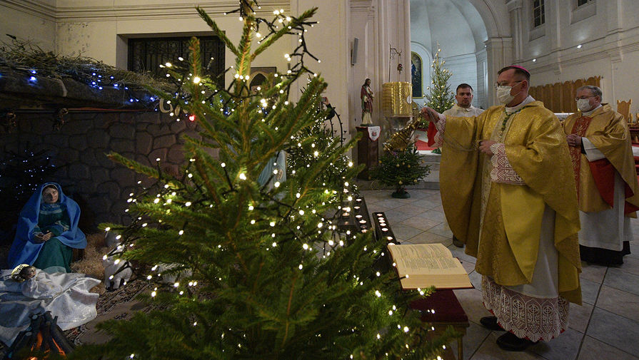 Епископ Николай Дубинин во время торжественной Рождественской мессы в&nbsp;Соборе Успения Пресвятой Девы Марии в&nbsp;Санкт-Петербурге, 25 декабря 2020 года