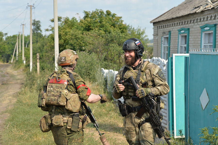 Встреча бойцов 6-го казачего полка имени Платова ЛНР и специального полка полиции имени Героя России Ахмата-Хаджи Кадырова на&nbsp;окраине Лисичанска, июль 2022&nbsp;года