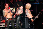 Участники Velvet Revolver Скотт Уайланд, Слэш и Дафф Маккаган во время выступления в Лос-Анджелесе, 2004 год