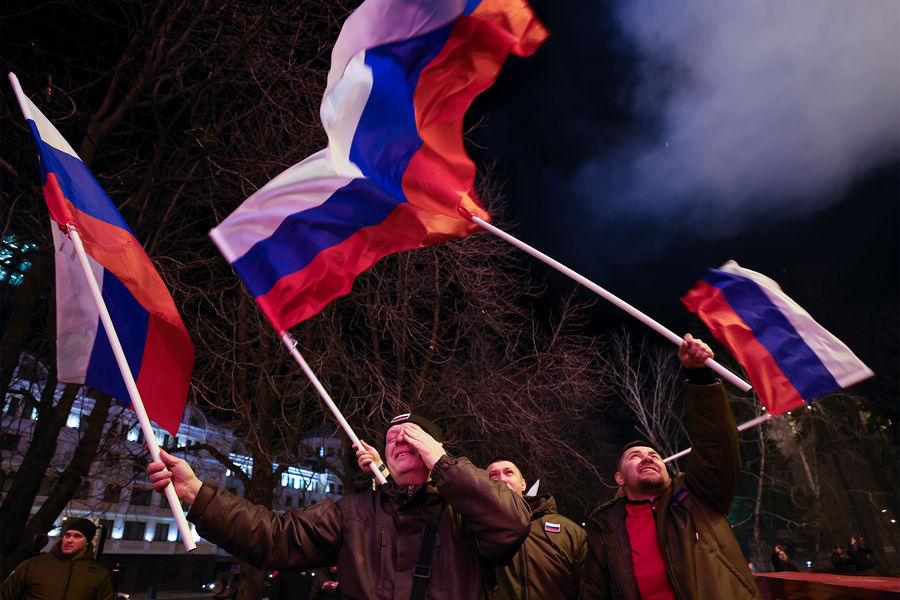 Жители Донецка празднуют подписание документов о&nbsp;признании Российской Федерацией Луганской Народной Республики и Донецкой Народной Республики, 21&nbsp;февраля 2022&nbsp;года