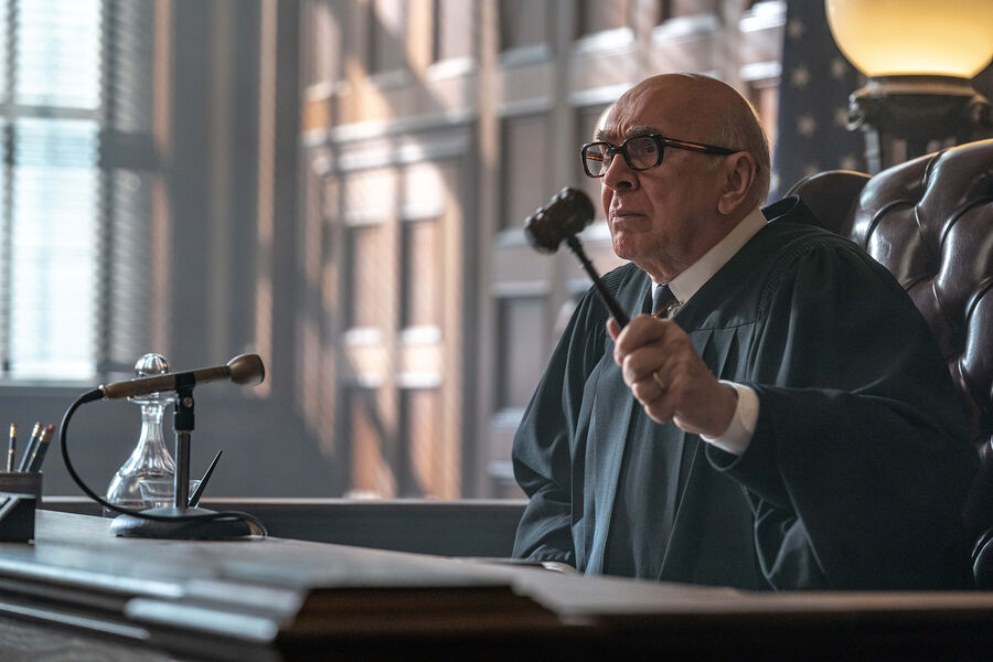 Кадр из&nbsp;фильма &laquo;Суд над&nbsp;чикагской семеркой&raquo; (2020)
