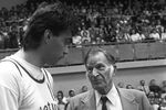 1989 год. Баскетболист Арвидас Сабонис (слева) и ветеран литовского баскетбола Пранас Лубинас (справа) 