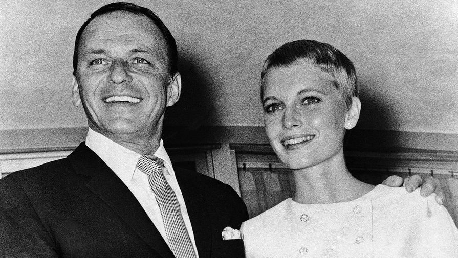 Фрэнк Синатра и Миа Фэрроу после свадьбы 19 июля 1966 года в Лас-Вегасе