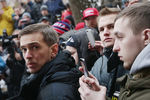 Основатель движения «СтопХам» Дмитрий Чугунов (слева) у Тверского суда