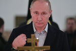 Президент России Владимир Путин во время литургии в соборе мужского монастыря Нило-Столобенской пустыни на озере Селигер, 19 января 2018 года