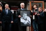 Вынос гроба с телом народного артиста России Алексея Булдакова после церемонии прощания в Центральном доме кино в Москве, 8 апреля 2019 года