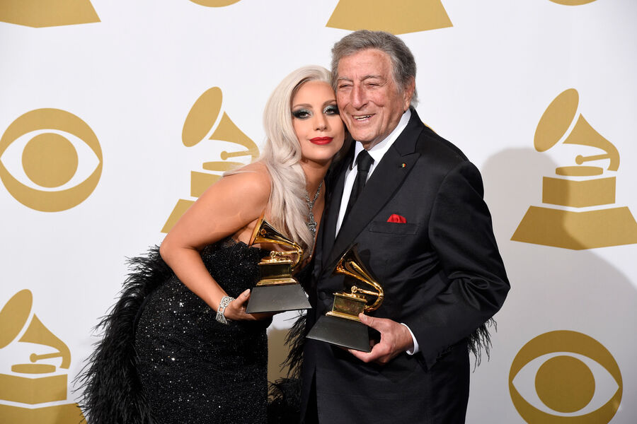 Леди Гага и Тони Беннетт с&nbsp;наградой за&nbsp;лучший поп-вокальный альбом «Cheek to Cheek» на&nbsp;57-й ежегодной премии «Грэмми» в&nbsp;Лос-Анджелесе, 2015&nbsp;год
