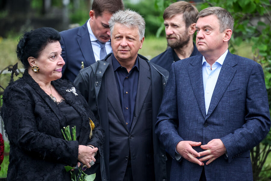 Вице-губернатор Санкт-Петербурга Кирилл Поляков и президент АО &laquo;Автоваз&raquo; Максим Соколов (справа налево) перед&nbsp;началом церемонии захоронения бывшего министра транспорта РФ Романа Старовойта на&nbsp;Смоленском кладбище в&nbsp;Санкт-Петербурге, 11&nbsp;июля 2025&nbsp;года