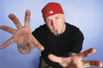 Солист группы Limp Bizkit Фред Дерст во время фотосессии в Беверли-Хиллз, Калифорния, США, ноябрь 1999 года