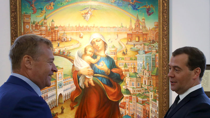 Глава Республики Марий Эл Леонид Маркелов и премьер-министр России Дмитрий Медведев во время осмотра экспозиции Национальной художественной галереи, июнь 2014&nbsp;года