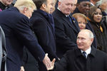 Президент США Дональд Трамп и президент России Владимир Путин во время празднования 100-летия окончания Первой мировой войны в Париже, 11 ноября 2018 года