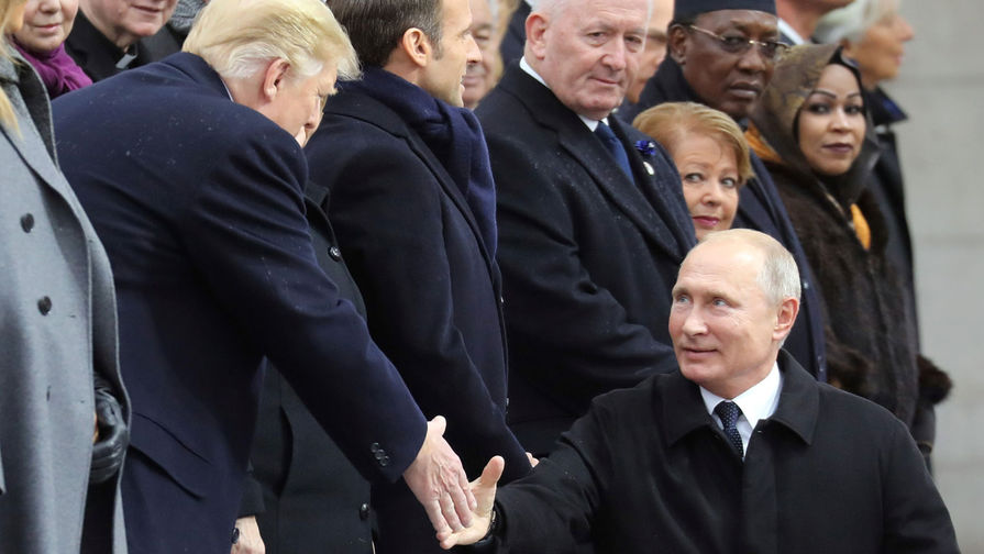 Президент США Дональд Трамп и президент России Владимир Путин во время празднования 100-летия окончания Первой мировой войны в Париже, 11 ноября 2018 года