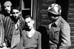 Сержант 9-й армии США беседует с освобожденным узником концлагеря Бухенвальд,, 19 апреля 1945 года