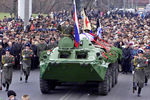 Во время церемонии прощания с членом экипажа АПЛ «Курск», мичманом Виктором Кузнецовым, в Курске, 3 ноября 2000 года