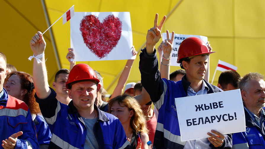 Рабочие во время митинга у&nbsp;Минского завода колесных тягачей, 17 августа 2020 года