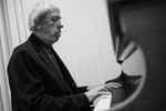 Композитор Эдуард Артемьев в Концертном зале имени П.И. Чайковского перед началом концерта «Территория любви», 30 октября 2012 года