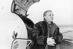 Шарль Азнавур следит за отправкой в Ереван гуманитарного груза, 1993 год