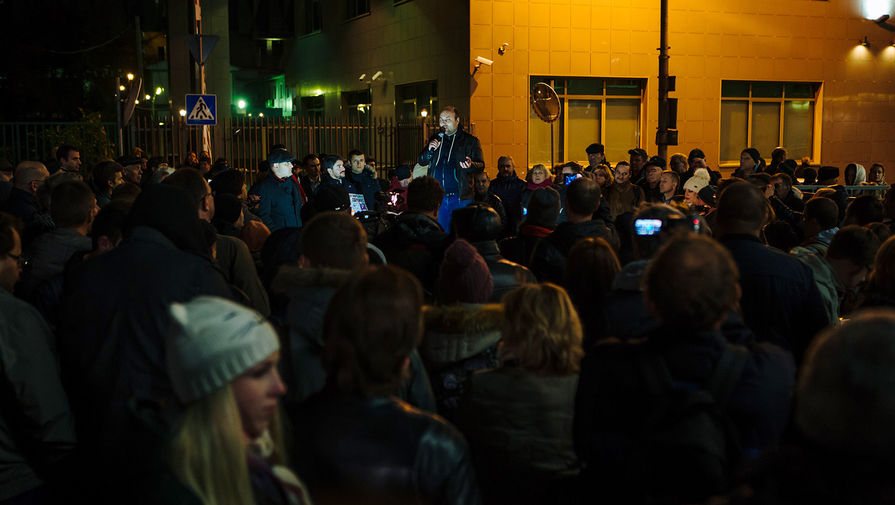 Петр Шкуматов выступает на&nbsp;митинге против платной парковки в&nbsp;Останкино