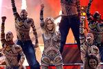Дженнифер Лопес выступает на церемонии American Music Awards 2015