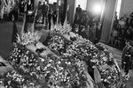 Советские космонавты (справа) стоят в почетном карауле во время прощания с погибшими членами экипажа «Союз-11» Георгием Добровольским, Владиславом Волковым и Виктором Пацаевым