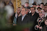 Президент России Владимир Путин во время рождественского богослужения в церкви святых и праведных Симеона Богоприимца и Анны Пророчицы в Санкт-Петербурге, 7 января 2018 года