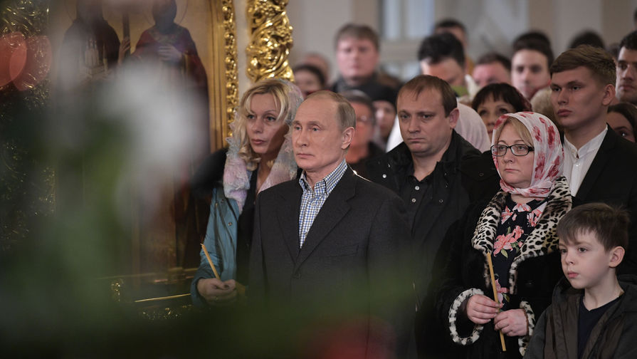 Президент России Владимир Путин во время рождественского богослужения в церкви святых и праведных Симеона Богоприимца и Анны Пророчицы в Санкт-Петербурге, 7 января 2018 года