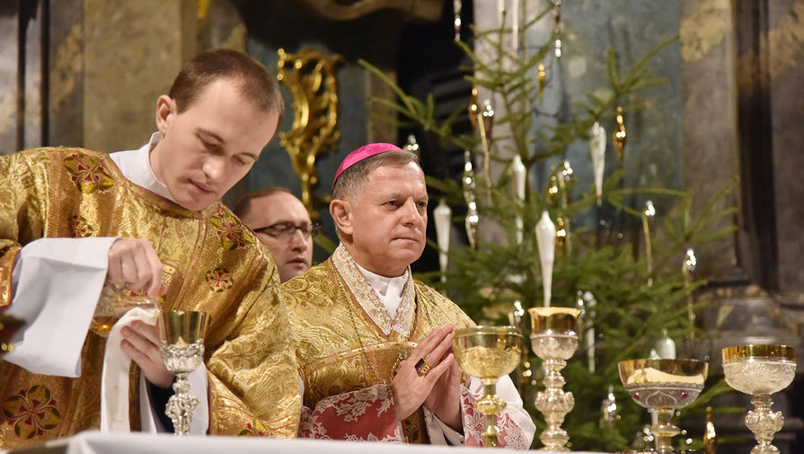 Архиепископ римско-католической церкви Мечислав Мокшицкий (в центре) во время торжественной Рождественской мессы в&nbsp;Латинском кафедральном соборе (Митрополичья базилика Успения Пресвятой Девы Марии) во время празднования католического Рождества во Львове, 24 декабря 2020 года