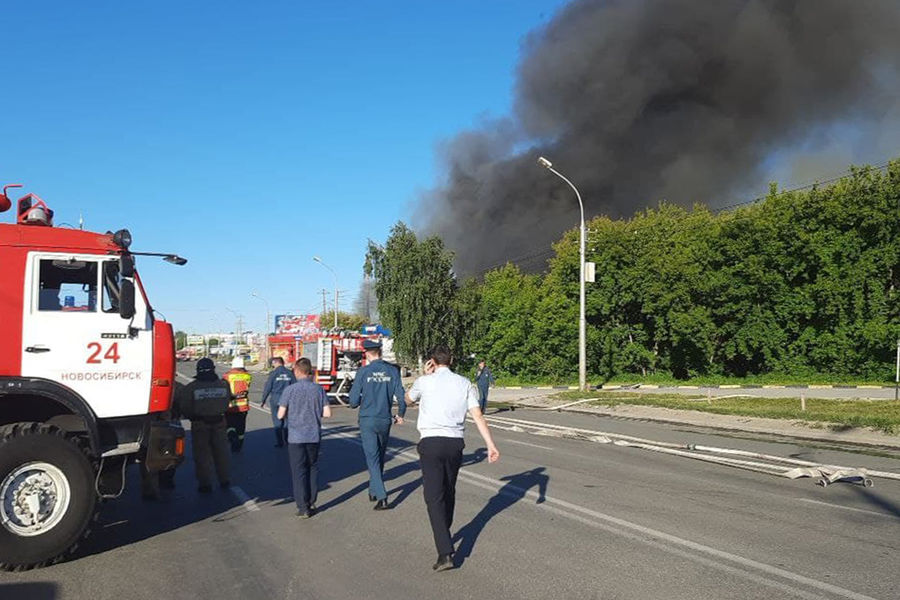 Пожарная машина у&nbsp;места возгорания автозаправки, 14&nbsp;июня 2021&nbsp;года 