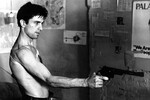 В драме <b>«Таксист» (1976)</b> Де Ниро сыграл одинокого таксиста Трэвиса Бикла, участвовавшего во Вьетнамской войне. Для роли актер похудел на 13 килограммов, прошел курсы по обращению с оружием и изучил поведение таксистов. Фраза из фильма «Ты со мной говоришь?», которая стала импровизацией Де Ниро, вошла в список «100 лучших цитат из кино» по версии Американского института кино.
