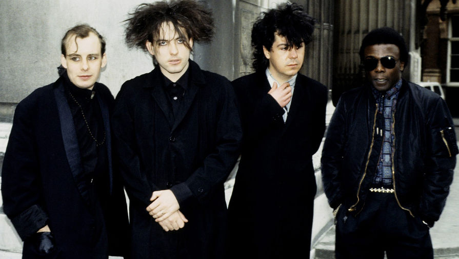 Группа The Cure и барабанщик Энди Андерсон (на фото справа)