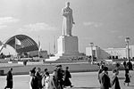 Скульптура И.В. Сталина на площади Механизации ВСХВ (Всесоюзная сельскохозяйственная выставка), создана в 1938-1939 годах по проекту архитектора И.Г. Таранова и скульптора С.Д. Меркурова. Москва, 1939 год.