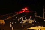 Военный самолет взлетает с авианосца для нанесения ударов по военным объектам в Йемене, 12 января 2024 года
