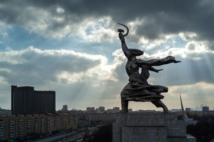 Скульптура Веры Мухиной &laquo;Рабочий и колхозница&raquo; у&nbsp;ВНДХ в&nbsp;Москве, 2017&nbsp;год