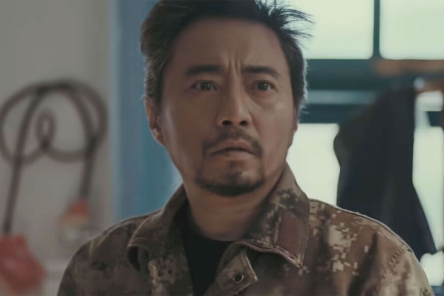 <b>«Не слыша зла» (Yi fu qin zhi ming), реж. Чэнь Дамин</b>
<br><br>
<b>Где и когда смотреть:</b> в&nbsp;кино &mdash; с&nbsp;25 декабря
<br><br>
Детективный триллер про&nbsp;отца, который приезжает из&nbsp;Китая в&nbsp;Америку забрать тело дочери, но в&nbsp;итоге начинает собственное расследование ее гибели.