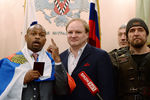 Боксер Рой Джонс-младший, промоутер Владимир Хрюнов и президент Всероссийского мотоклуба «Ночные волки» Александр Залдостанов (Хирург) в Федеральной миграционной службе России