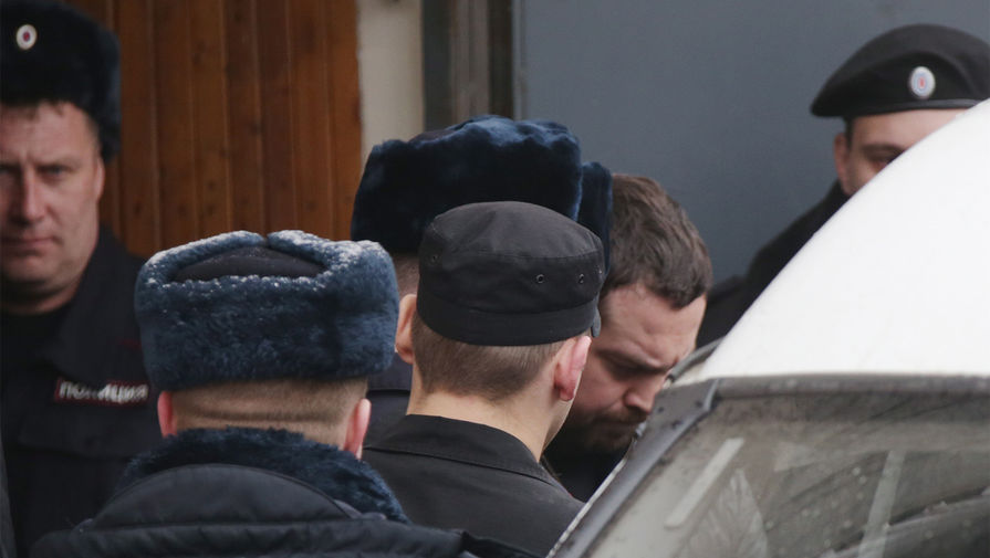 Основатель автопроекта &laquo;Смотра.ру&raquo; Эрик Китуашвили (в центре на&nbsp;втором плане)