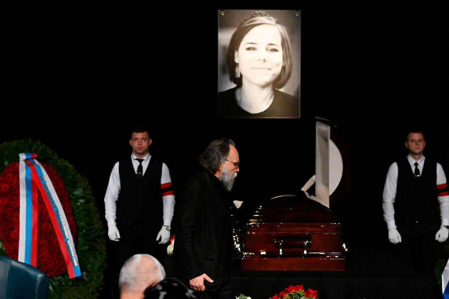 Политолог Александр Дугин во время церемонии прощания с&nbsp;дочерью журналисткой и политологом Дарьей Дугиной в&nbsp;телецентре &laquo;Останкино&raquo; в&nbsp;Москве, 23&nbsp;августа 2022&nbsp;года