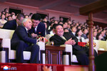 Лидер КНДР Ким Чен Ын и председатель Госдумы РФ Вячеслав Володин на торжественном гала-концерте, посвященном 80-летию освобождения Корейского полуострова от японской оккупации, в Пхеньянском дворце спорта, 16 августа 2025 года