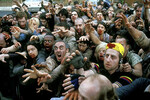 <b>«Зомби по имени Шон» (Shaun of the Dead), реж. Эдгар Райт</b>
<br><br>
<b>Где и когда смотреть:</b> в кино — с 25 сентября
<br><br>
4K-реставрация прорывной хоррор-комедии Эдгара Райта «Зомби по имени Шон», открывшей знаменитую «Трилогию трех вкусов «Корнетто» («Типа крутые легавые», «Армагеддец»). Лента с Саймоном Пеггом и Ником Фростом, которые уморительно переживают зомби-апокалипсис в Лондоне, впервые в России окажется на больших экранах.
