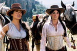 <b>«Бандитки» (2006) </b>
<br><br>
Женский боевик, который начинается с того, что две девушки Мария и Сара встречаются при ограблении банка. Они узнают, что их объединяет убийство отцов одним и тем же человеком и решают отомстить ему. Хайек сыграла роль Сары, а Пенелопа Крус — Марии. Интересно, что в фильме испанка Крус играет мексиканку, а мексиканка Хайек предстает в роли девушки из Испании.
