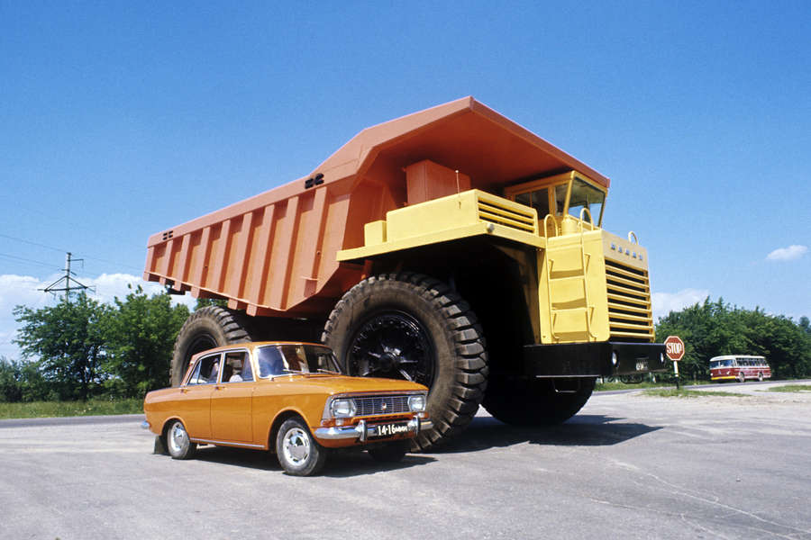 Самосвал &laquo;БелАЗ&raquo; и автомобиль &laquo;Москвич-412&raquo;, 1977&nbsp;год