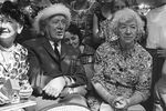 1960 год. Актрисы Рина Зеленая (слева), Серафима Бирман (справа) и писатель Корней Чуковский (в центре) участвуют в празднике «Здравствуй, лето!» на даче Корнея Чуковского в Переделкино